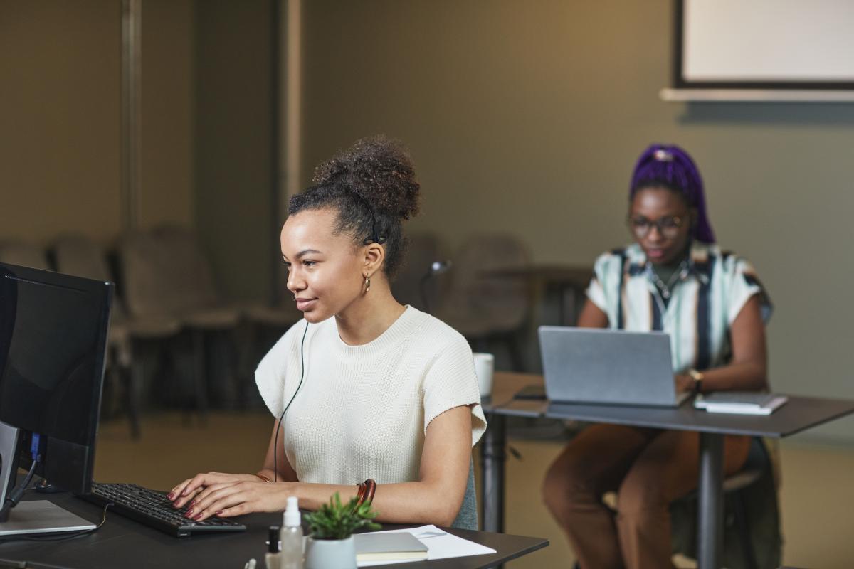 Job Simulation vs Traditional Internship: What Actually Prepares You for the Tech Industry?
